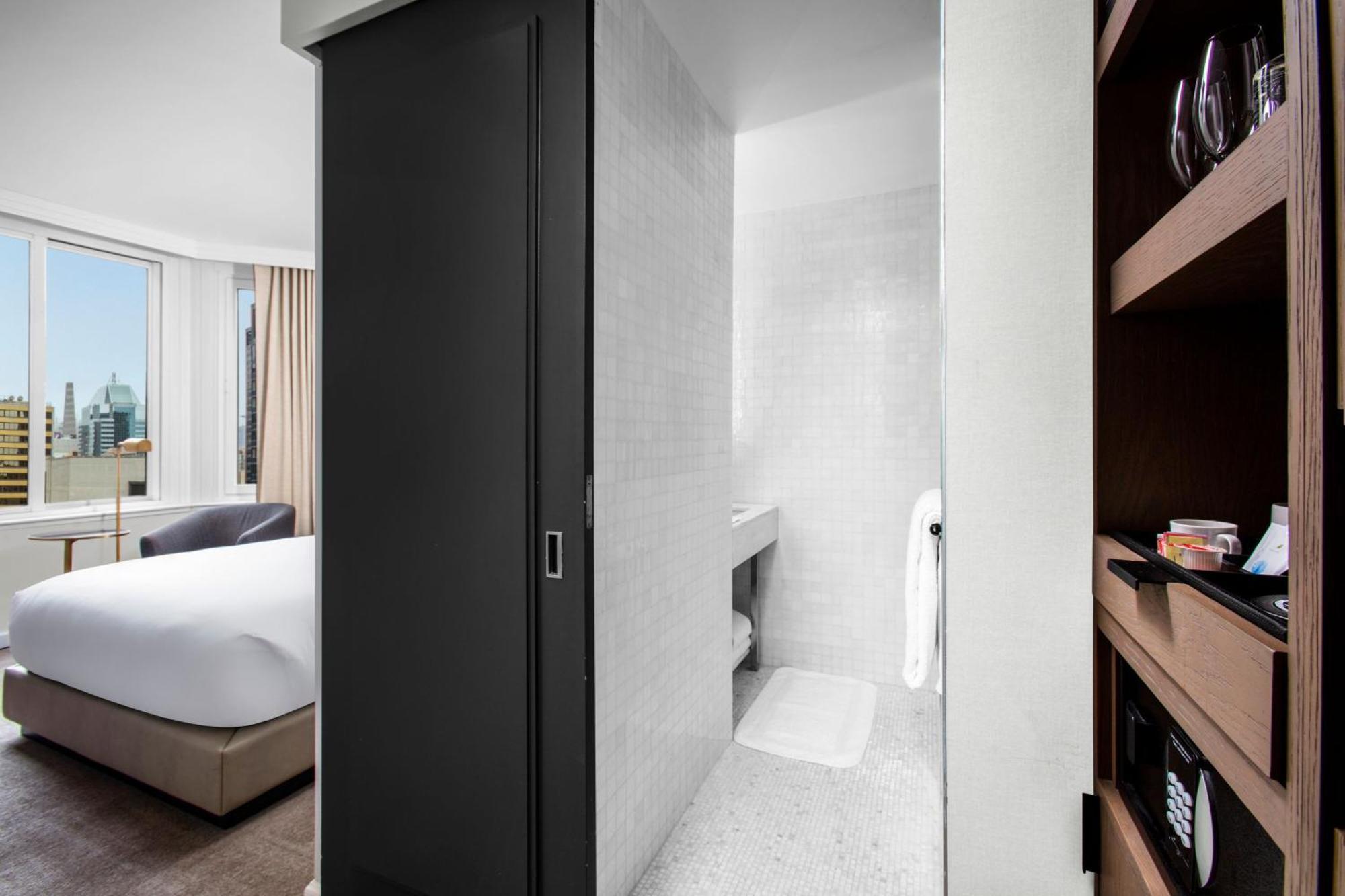 Habitación doble deluxe con cama doble y vistas a la ciudad